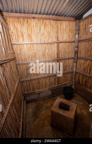 Eine verbesserte Schilfrohrlatrine mit einer Zementtoilette in einem Hinterhof in Afrika Stockfoto