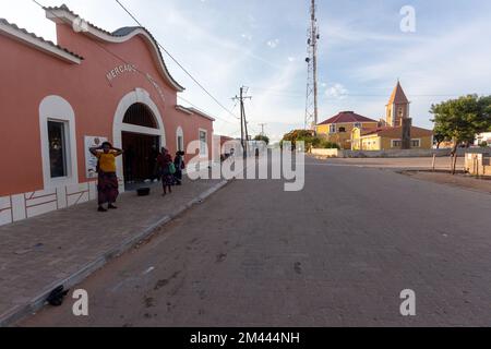 Straße im Dorf Zavala mit dem städtischen Markt und einer katholischen Kirche Stockfoto