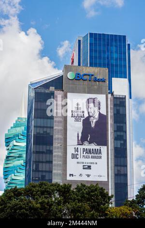 Werbung auf einem Gebäude für ein Konzert von Ricardo Arjona Stockfoto