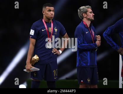 Goldener Stiefelsieger, Kylian Mbappe aus Frankreich, der deprimiert aussieht, nachdem er Argentinien im Finale der FIFA-Weltmeisterschaft im Lusail Stadium in Katar geschlagen hatte. Foto: Sonntag, 18. Dezember 2022. Stockfoto