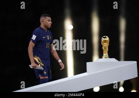 Goldener Stiefelsieger, Kylian Mbappe aus Frankreich, der deprimiert aussieht, nachdem er Argentinien im Finale der FIFA-Weltmeisterschaft im Lusail Stadium in Katar geschlagen hatte. Foto: Sonntag, 18. Dezember 2022. Stockfoto