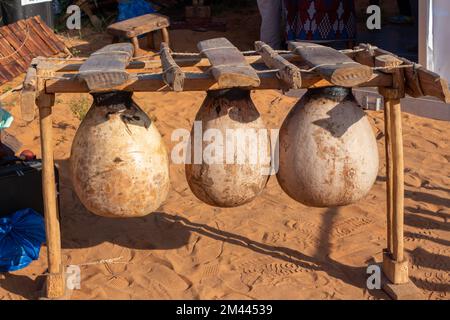 Die traditionelle afrikanische Kultur herigiert Barschmbila, bestehend aus drei großen Holztasten und drei riesigen Riesenkürbchen, die dicht mit Bienenwachs verschlossen sind Stockfoto