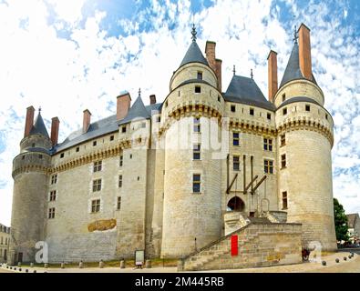 Das Schloss Langeais (Château de Langeais) und die mittelalterliche Kirche Eglise Saint-Laurent im Loire-Tal, Frankreich Stockfoto