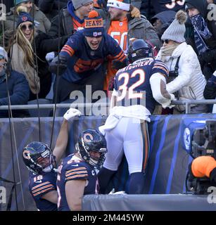 Chicago, Usa. 18.. Dezember 2022. Chicago Bears David Montgomery (32) feiert seinen zweiten Touchdown im zweiten Quartal mit einem Sprung in die Tribüne gegen die Philadelphia Eagles am Soldier Field in Chicago am Sonntag, den 18. Dezember 2022. Foto von Mark Black/UPI Credit: UPI/Alamy Live News Stockfoto