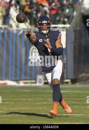 Chicago, Usa. 18.. Dezember 2022. Chicago Bears Quarterback Justin Fields (1) gibt am Sonntag, den 18. Dezember 2022, den Ball gegen die Philadelphia Eagles auf dem Soldier Field in Chicago ab. Foto von Mark Black/UPI Credit: UPI/Alamy Live News Stockfoto