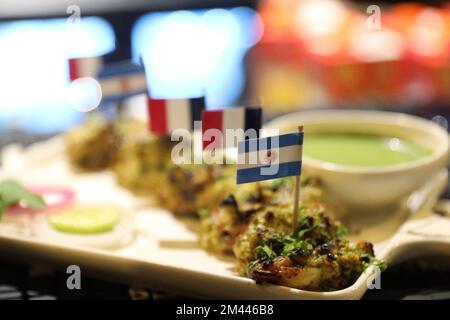 Chennai, Tamil Nadu, Indien. 18.. Dezember 2022. Vor dem Finale der FIFA-Weltmeisterschaft zwischen Argentinien und Frankreich in Chennai wurde eine Restro-Bar mit Fußballmotiven dekoriert. (Kreditbild: © Sri Loganathan/ZUMA Press Wire) Stockfoto