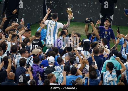 Lusail, Catar. 18.. Dezember 2022. Der argentinische Kapitän Lionel MESSI hebt die Trophäe der FIFA-Weltmeisterschaft Katar 2022 während des Spiels Argentinien gegen Frankreich ab, das für das Finale der FIFA-Weltmeisterschaft 2022 im Lusail International Stadium, AD, Katar gilt. Gutschrift: Rodolfo Buhrer/La Imagem/FotoArena/Alamy Live News Stockfoto