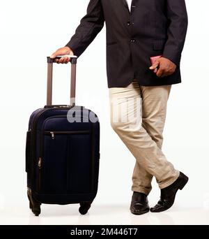 Der Passagier wartet auf das Einsteigen in ein Flugzeug. Ein Mann mit einem Reisegepäck. Stockfoto