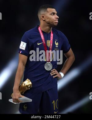 Der Gewinner des Goldenen Stiefels, Kylian Mbappe in Frankreich, sieht deprimiert aus, nachdem er Argentinien im Finale der FIFA-Weltmeisterschaft im Lusail Stadium in Katar geschlagen hatte. Foto: Sonntag, 18. Dezember 2022. Stockfoto