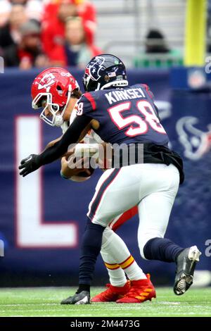 Houston, Texas, USA. 18.. Dezember 2022. Houston Texans Linebacker Christian Kirksey (58) entlässt Patrick Mahomes (15), Quarterback der Kansas City Chiefs, während des ersten Quartals zwischen den Houston Texans und den Kansas City Chiefs im NRG Stadium in Houston, TX, am 18. Dezember 2022. (Kreditbild: © Erik Williams/ZUMA Press Wire) Stockfoto