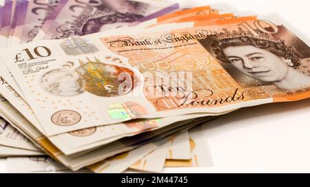 Eine detaillierte Nahaufnahme des neuen fächerten Plastiks GBP 10 zehn Pfund und 20 20 Pfund Schein Währung Stockfoto