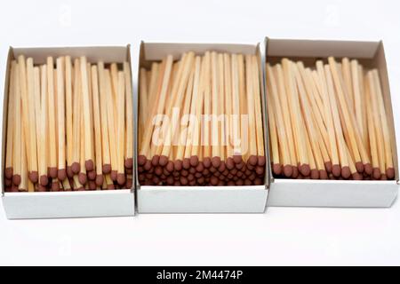 Streichholz ist ein Werkzeug zur Brandentstehung, Streichhölzer aus kleinen Holzstäbchen oder steifem Papier, ein Ende ist mit einem Material beschichtet, das von fr Stockfoto