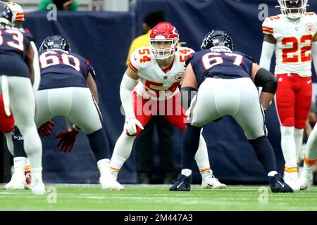 Houston, Texas, USA. 18.. Dezember 2022. Leo Chenal (54), Linebacker der Kansas City Chiefs, wartet am 18. Dezember 2022 im NRG Stadium in Houston, TX, auf den Knaller in der Schlange zwischen den Houston Texans und den Kansas City Chiefs. (Kreditbild: © Erik Williams/ZUMA Press Wire) Stockfoto