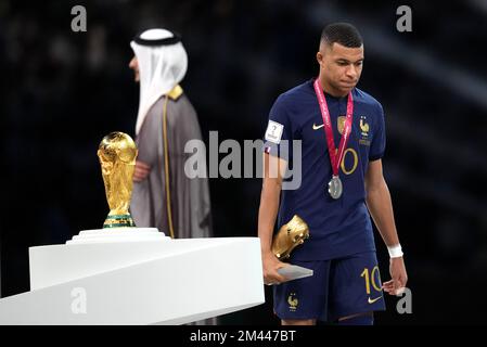 Der französische Kylian Mbappe kommt nach der Niederlage gegen Argentinien im Finale der FIFA-Weltmeisterschaft im Lusail-Stadion in Lusail, Katar, an der Trophäe der FIFA-Weltmeisterschaft vorbei. Foto: Sonntag, 18. Dezember 2022. Stockfoto