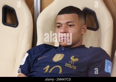 Lusaier, Katar. 18.. Dezember 2022. Kylian Mbappe von Frankreich reagiert auf die Verleihung der FIFA-Weltmeisterschaft 2022 im Lusail Stadium in Lusail, Katar, am 18. Dezember 2022. Kredit: Li Ming/Xinhua/Alamy Live News Stockfoto