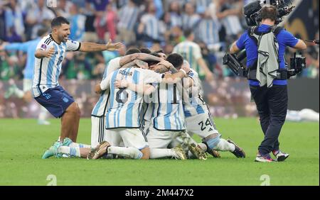 Al Daayen, Katar - 18. Dezember 2022 feiert Argentinien nach dem Sieg der FIFA-Weltmeisterschaft 2022 das letzte Fußballspiel zwischen Argentinien und Frankreich am 18. Dezember 2022 im Lusail-Stadion in Al Daayen, Katar - Foto: Sebastian El-saqqa/DPPI/LiveMedia Stockfoto