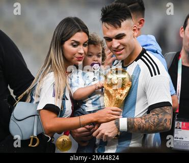 Lusaier, Katar. 18.. Dezember 2022. Lautaro Martinez (R) aus Argentinien feiert am 18. Dezember 2022 mit seiner Familie die Verleihung der FIFA-Weltmeisterschaft 2022 im Lusail Stadium in Lusail, Katar. Kredit: Li Ga/Xinhua/Alamy Live News Stockfoto