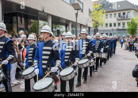 Genk. Limburg-Belgien 01-05-2022. Ein Spektakel für die Bürger. O-Parade. Künstler in Kostümen auf der Straße der Stadt. Messing und Trommelband in Kostümen. Stockfoto