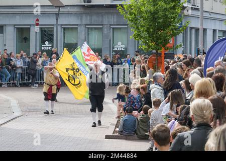 Genk. Limburg-Belgien 01-05-2022. Ein Spektakel für die Bürger. O-Parade. Künstler in mittelalterlichen Kostümen mit Bannern auf den Straßen der Stadt. Stockfoto