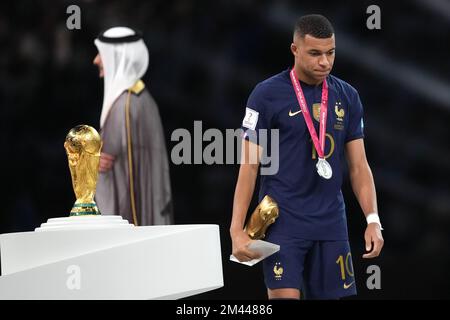 Der französische Kylian Mbappe kommt nach der Niederlage gegen Argentinien im Finale der FIFA-Weltmeisterschaft im Lusail-Stadion in Lusail, Katar, an der Trophäe der FIFA-Weltmeisterschaft vorbei. Foto: Sonntag, 18. Dezember 2022. Stockfoto