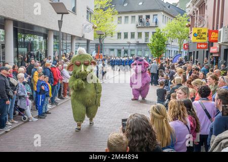 Genk. Limburg-Belgien 01-05-2022. Künstler in Kostümen und Masken auf der Straße der Stadt. O-Parade in Genk. Ein Spektakel für die Bürger. Stockfoto