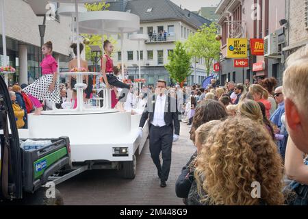 Genk. Limburg-Belgien 01-05-2022. Künstler in Kostümen und Masken auf den Straßen der Stadt Genk. Choreographische Gruppe in Kostümen. Stockfoto