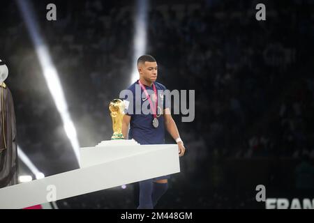 12/18/2022, Lusail Icon Stadium, Doha, QAT, FIFA-Weltmeisterschaft 2022, Finale, Argentinien gegen Frankreich, auf dem Bild, dass der französische Stürmer Kylian Mbappe traurigerweise an der Trophäe der Weltmeisterschaft vorbeigeht. Stockfoto