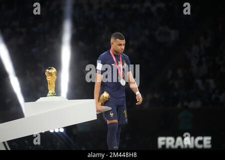 12/18/2022, Lusail Icon Stadium, Doha, QAT, FIFA-Weltmeisterschaft 2022, Finale, Argentinien gegen Frankreich, auf dem Bild, dass der französische Stürmer Kylian Mbappe traurigerweise an der Trophäe der Weltmeisterschaft vorbeigeht. Stockfoto