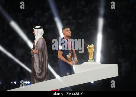 12/18/2022, Lusail Icon Stadium, Doha, QAT, FIFA-Weltmeisterschaft 2022, Finale, Argentinien gegen Frankreich, auf dem Bild, dass der französische Stürmer Kylian Mbappe traurigerweise an der Trophäe der Weltmeisterschaft vorbeigeht. Stockfoto