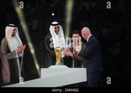 18.. Dezember 2022, Lusail Iconic Stadium, Doha, QAT, Weltmeisterschaft FIFA 2022, Finale, Argentinien gegen Frankreich, auf dem Bild steht Argentiniens Stürmer Lionel Messi bei der Weltmeisterschaft mit FIFA-Präsident Giovanni Infantino und Tamim bin Hamad Al Thani, dem Emir von Katar Stockfoto