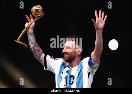 Lusail City, Katar. 18.. Dezember 2022. Lionel Messi aus Argentinien feiert mit dem goldenen Ball als Spieler des Turniers nach dem Finale der FIFA-Weltmeisterschaft 2022 im Lusail Stadium in Lusail City, Katar am 18. Dezember 2022. Foto: Chris Brunskill/UPI Credit: UPI/Alamy Live News Stockfoto