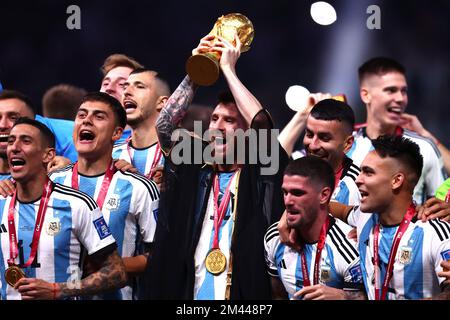 Lusail City, Katar. 18.. Dezember 2022. Lionel Messi aus Argentinien hebt die Trophäe der FIFA-Weltmeisterschaft nach dem Finale der FIFA-Weltmeisterschaft 2022 am 18. Dezember 2022 im Lusail Stadium in Lusail City, Katar, auf. Foto: Chris Brunskill/UPI Credit: UPI/Alamy Live News Stockfoto