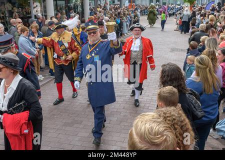 Genk. Limburg-Belgien 01-05-2022. Künstler in altmodischen Kostümen auf der Straße der Stadt. O-Parade in Genk. Ein Spektakel für die Bürger. Stockfoto