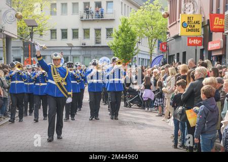 Genk. Limburg-Belgien 01-05-2022. Messingband in Kostümen. Ein Spektakel für die Bürger. O-Parade. Künstler in Kostümen auf der Straße der Stadt. Stockfoto