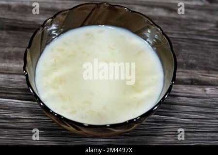 Reispudding, ein Gericht aus Reis, Maismehl, Zucker gemischt mit Wasser oder Milch und anderen Zutaten wie Zimt, Vanille und Rosinen, ist Cal Stockfoto