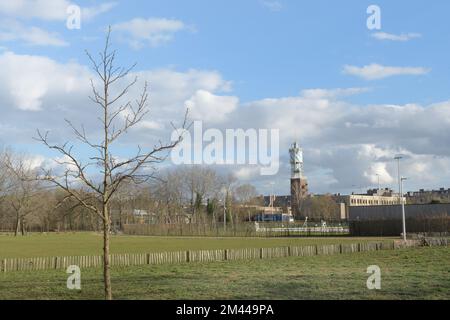 Hasselt, Limburg - Belgien 26-03-2021. Städtische Winterlandschaft im europäischen Klima. Stadtgebäude und Wasserturm in der Ferne Stockfoto