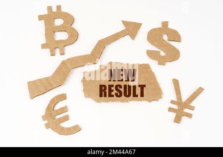 Wirtschaftskonzept. Auf weißem Hintergrund, Symbole von Bitcoin, Dollar, Euro, Yen, Ein Aufwärtspfeil und ein zerrissener Karton mit der Aufschrift „New Result“ (Neues Ergebnis) Stockfoto