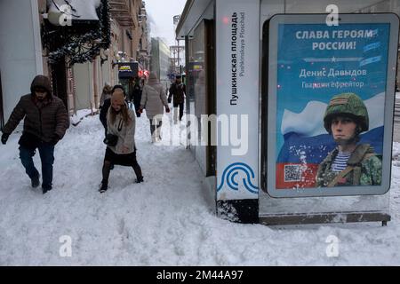 Moskau, Russland. 18.. Dezember 2022. Die Menschen gehen entlang der Tverskaya Straße während des abnormalen Schneefalls im Zentrum von Moskau, Russland Stockfoto