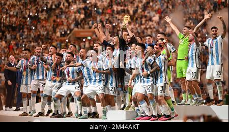 Lusaier, Katar. 18.. Dezember 2022. Siegerteam Argentinien feiert die Verleihung der FIFA-Weltmeisterschaft 2022 im Lusail Stadium in Lusail, Katar, am 18. Dezember 2022. Kredit: Li Ga/Xinhua/Alamy Live News Stockfoto