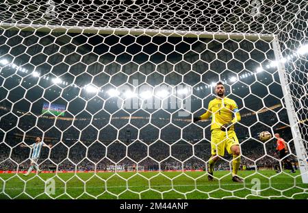 Der französische Torhüter Hugo Lloris reagiert, nachdem er es versäumt hat, Argentiniens Lionel Messi daran zu hindern, während des Elfmeterschießens des Finales der FIFA-Weltmeisterschaft im Lusail Stadium in Katar einen Treffer zu schießen. Foto: Sonntag, 18. Dezember 2022. Stockfoto