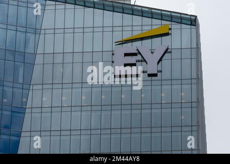 Toronto, ON, Kanada – 17. Dezember 2022: EY Tower im Zentrum von Toronto. Ernst and Young (EY) ist eine multinationale Wirtschaftsprüfungsgesellschaft mit Sitz in Londo Stockfoto