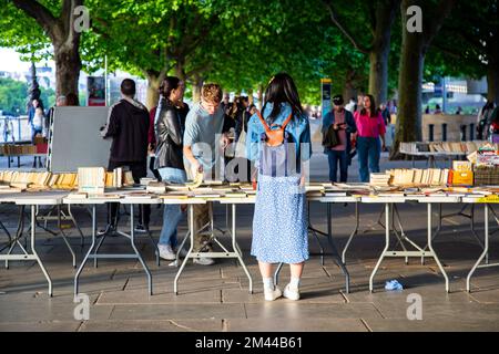 Leute, die Bücher am Southbank Centre Book Market Stall in London, Großbritannien, durchstöbern Stockfoto