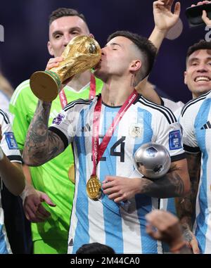 Al Daayen, Katar - 18. Dezember 2022, bester junger Spieler Enzo Fernandez von Argentinien feiert mit der Trophäe nach dem Sieg der FIFA-Weltmeisterschaft 2022, Endspiel zwischen Argentinien und Frankreich am 18. Dezember 2022 im Lusail Stadium in Al Daayen, Katar - Foto: Sebastian El-saqqa/DPPI/LiveMedia Stockfoto