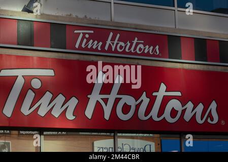 Toronto, ON, Kanada - 08. Dezember 2022: Tim Hortons Inc., allgemein unter dem Spitznamen Tim's oder Timmie's, ist ein kanadisches multinationales Kaffeehaus und Restaurant Stockfoto