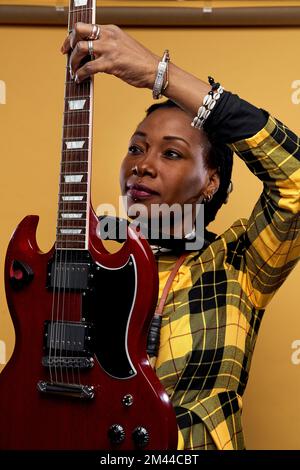 Fatoumata Diawara fotografiert in Bristol, Großbritannien Stockfoto