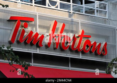 Toronto, ON, Kanada - 08. Dezember 2022: Tim Hortons Inc., allgemein unter dem Spitznamen Tim's oder Timmie's, ist ein kanadisches multinationales Kaffeehaus und Restaurant Stockfoto