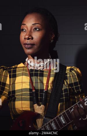 Fatoumata Diawara fotografiert in Bristol, Großbritannien Stockfoto