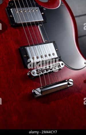 Fatoumata Diawaras rote Gibson SG E-Gitarre Stockfoto