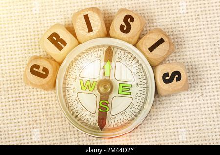 Geschäftskonzept. Auf dem Tisch liegen ein Kompass und Würfel mit der Inschrift "Crisis" Stockfoto