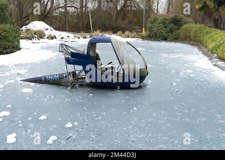 London UK 18 . Dezember 2022 . Wetter in Großbritannien. Als das warme Wetter nach England zurückkehrte, begann das gefrorene Eis in einem See nach dem Artic Frost letzte Woche in der Hauptstadt London, England, aufzutauen. Kinder werden davor gewarnt, in gefrorenen Teichen oder Seen zu spielen. UK. Kredit: Glosszoom/Alamy Live News Stockfoto